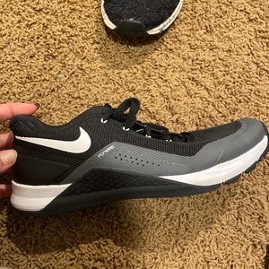 NIKE flywire training sneakers- GREAT condition!